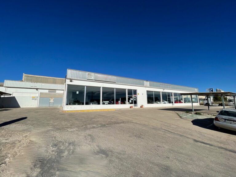 Naves De 1758.15 M2 En Dos Alturas, Planta Baja De 1519,38 M2 Y Un Altillo De 238.77 M2