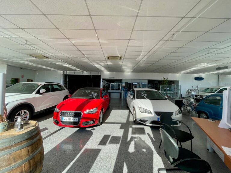 Naves De 1758.15 M2 En Dos Alturas, Planta Baja De 1519,38 M2 Y Un Altillo De 238.77 M2