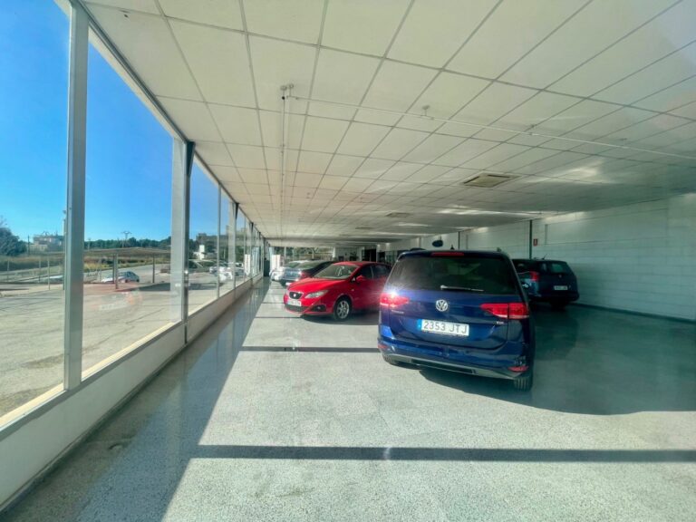 Naves De 1758.15 M2 En Dos Alturas, Planta Baja De 1519,38 M2 Y Un Altillo De 238.77 M2