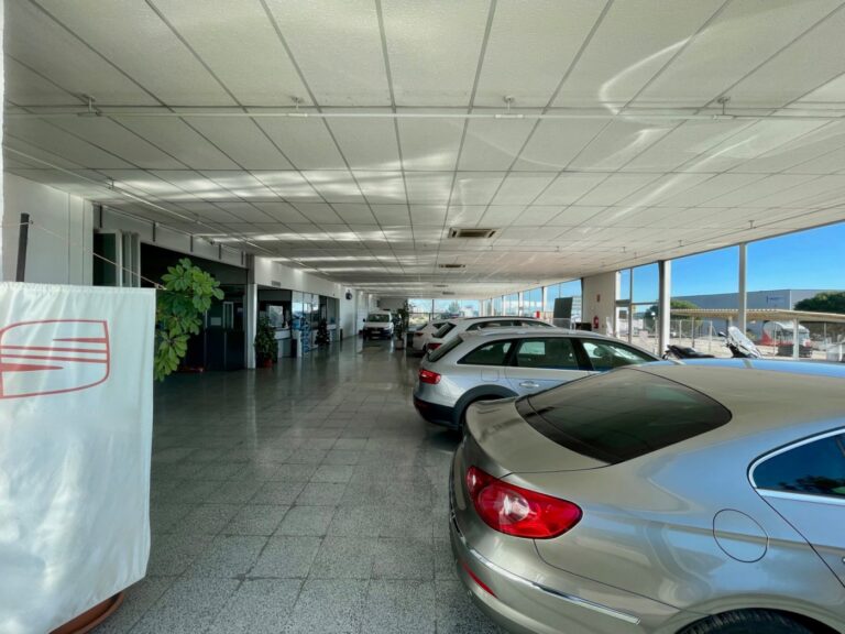 Naves De 1758.15 M2 En Dos Alturas, Planta Baja De 1519,38 M2 Y Un Altillo De 238.77 M2