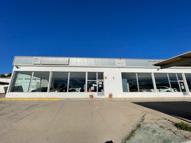 Naves De 1758.15 M2 En Dos Alturas, Planta Baja De 1519,38 M2 Y Un Altillo De 238.77 M2