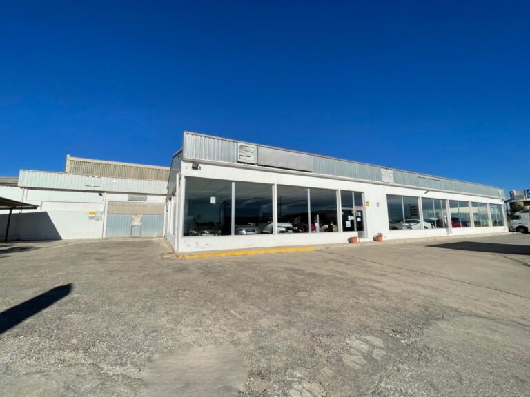 Naves De 1758.15 M2 En Dos Alturas, Planta Baja De 1519,38 M2 Y Un Altillo De 238.77 M2