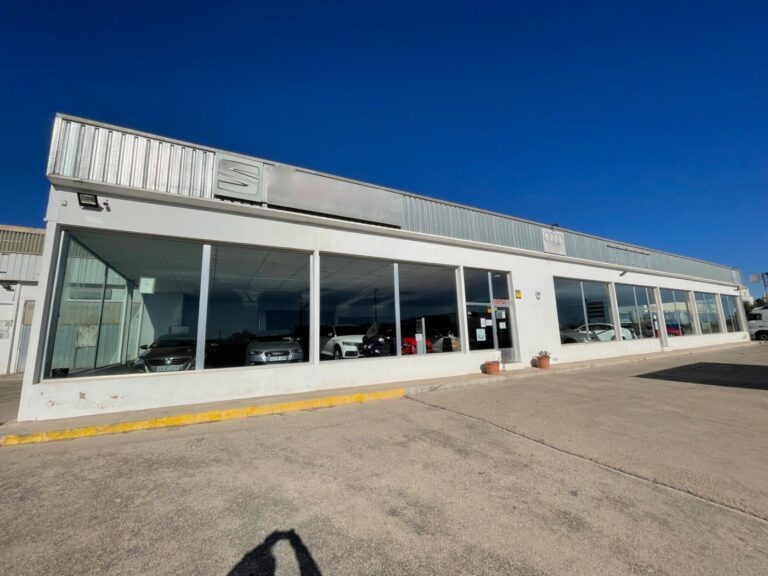 Naves De 1758.15 M2 En Dos Alturas, Planta Baja De 1519,38 M2 Y Un Altillo De 238.77 M2