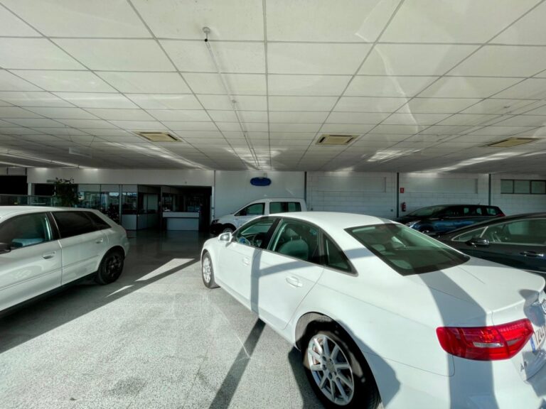 Naves De 1758.15 M2 En Dos Alturas, Planta Baja De 1519,38 M2 Y Un Altillo De 238.77 M2