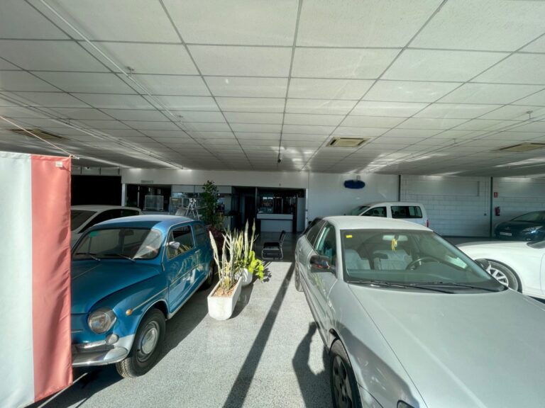 Naves De 1758.15 M2 En Dos Alturas, Planta Baja De 1519,38 M2 Y Un Altillo De 238.77 M2