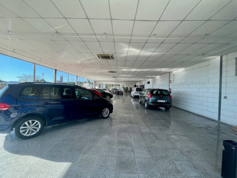Naves De 1758.15 M2 En Dos Alturas, Planta Baja De 1519,38 M2 Y Un Altillo De 238.77 M2