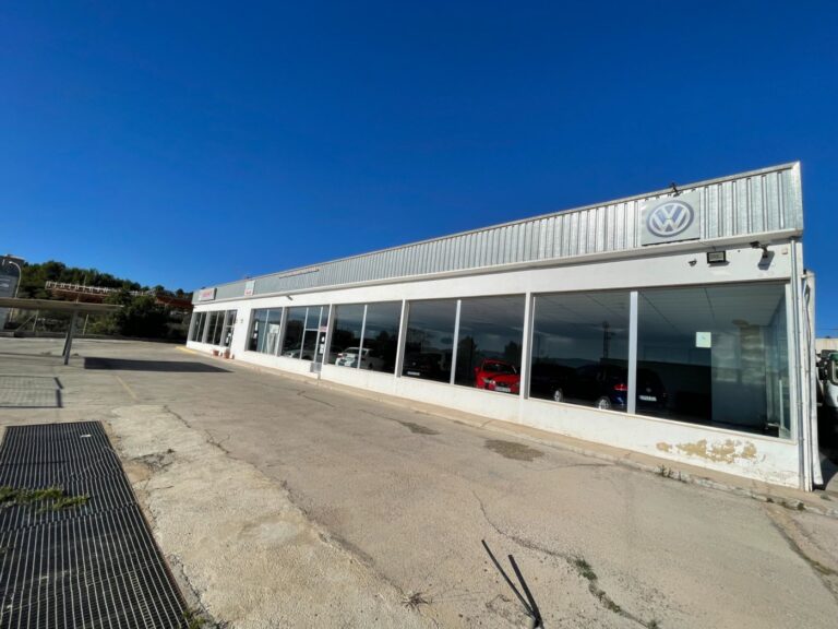 Naves De 1758.15 M2 En Dos Alturas, Planta Baja De 1519,38 M2 Y Un Altillo De 238.77 M2