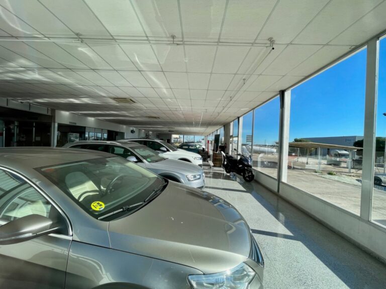 Naves De 1758.15 M2 En Dos Alturas, Planta Baja De 1519,38 M2 Y Un Altillo De 238.77 M2