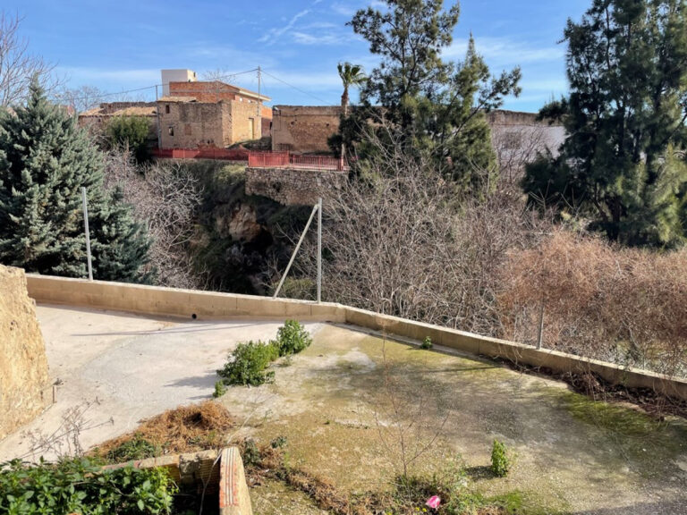 Local Comercial En Buñol, Calle Principal, De 125 M2, 63 M2 De Local Cerrado Más 62 M2