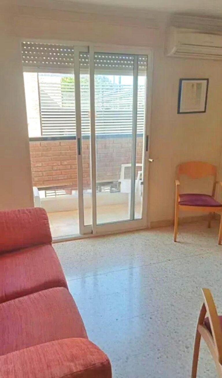 Espacio, Independencia Y Luz Natural En El Centro De Rocafort