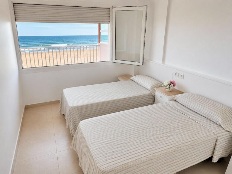 215 M² Junto Al Mediterráneo: Terrazas, Garaje, Trastero Y Una Playa De Calma Casi Secreta