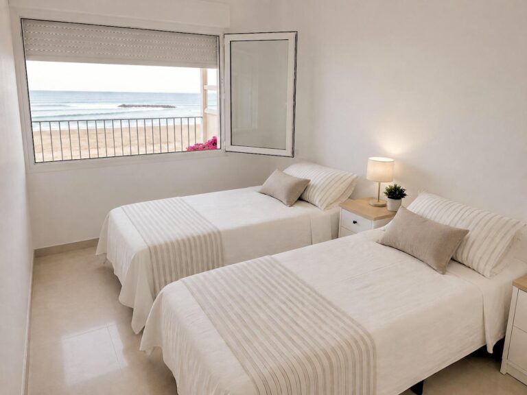 215 M² Junto Al Mediterráneo: Terrazas, Garaje, Trastero Y Una Playa De Calma Casi Secreta