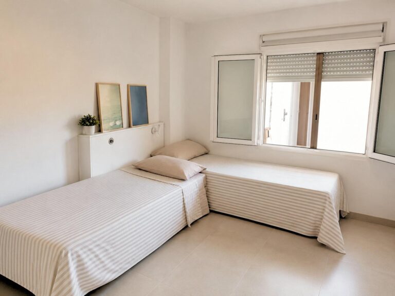 215 M² Junto Al Mediterráneo: Terrazas, Garaje, Trastero Y Una Playa De Calma Casi Secreta