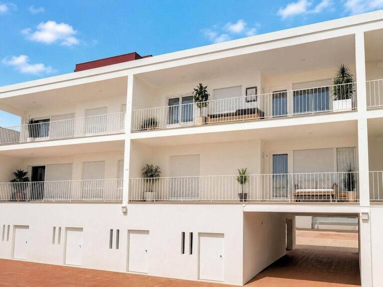 215 M² Junto Al Mediterráneo: Terrazas, Garaje, Trastero Y Una Playa De Calma Casi Secreta