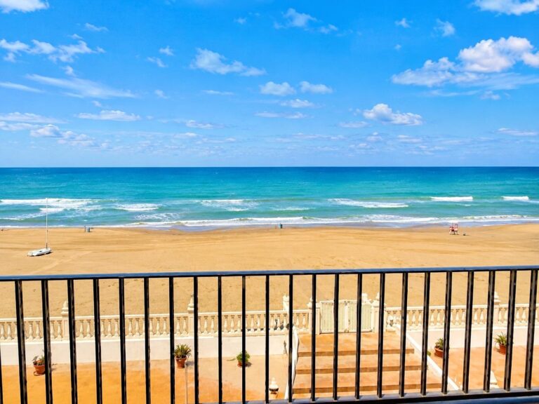 215 M² Junto Al Mediterráneo: Terrazas, Garaje, Trastero Y Una Playa De Calma Casi Secreta