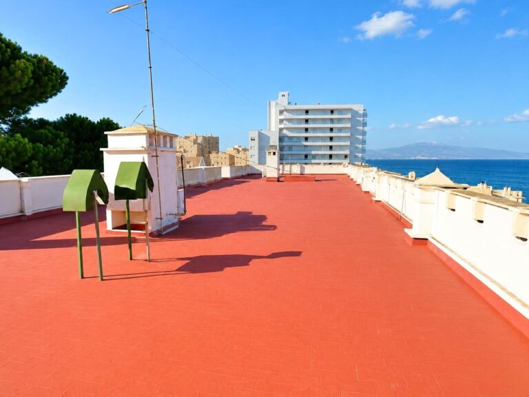 215 M² Junto Al Mediterráneo: Terrazas, Garaje, Trastero Y Una Playa De Calma Casi Secreta