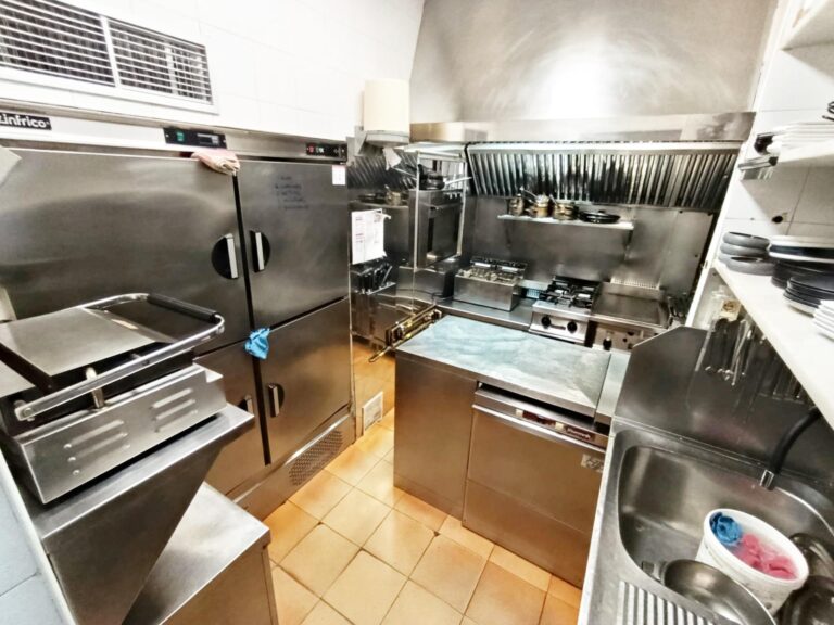 Restaurante Consolidado En Traspaso En Zona Campanar. Más De 40 Años De Trayectoria.