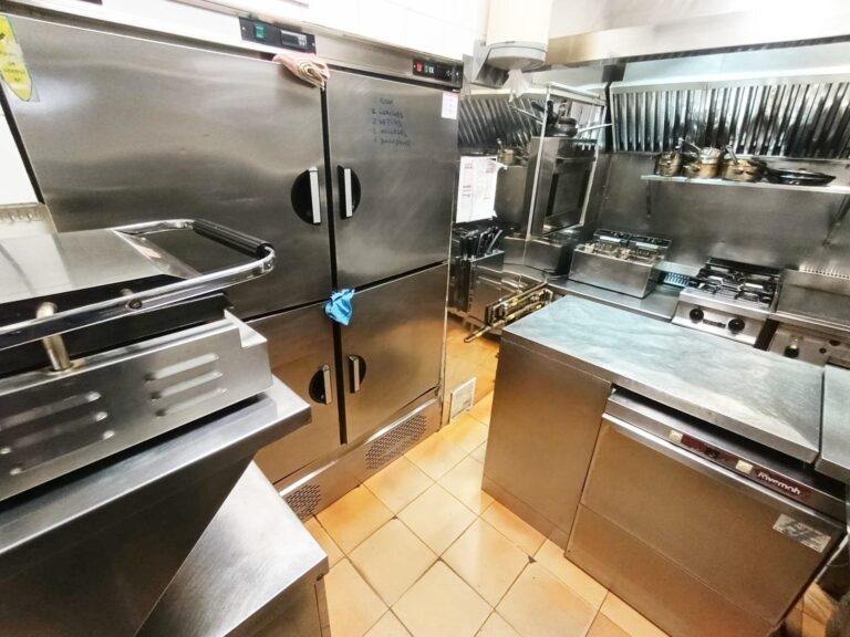 Restaurante Consolidado En Traspaso En Zona Campanar. Más De 40 Años De Trayectoria.