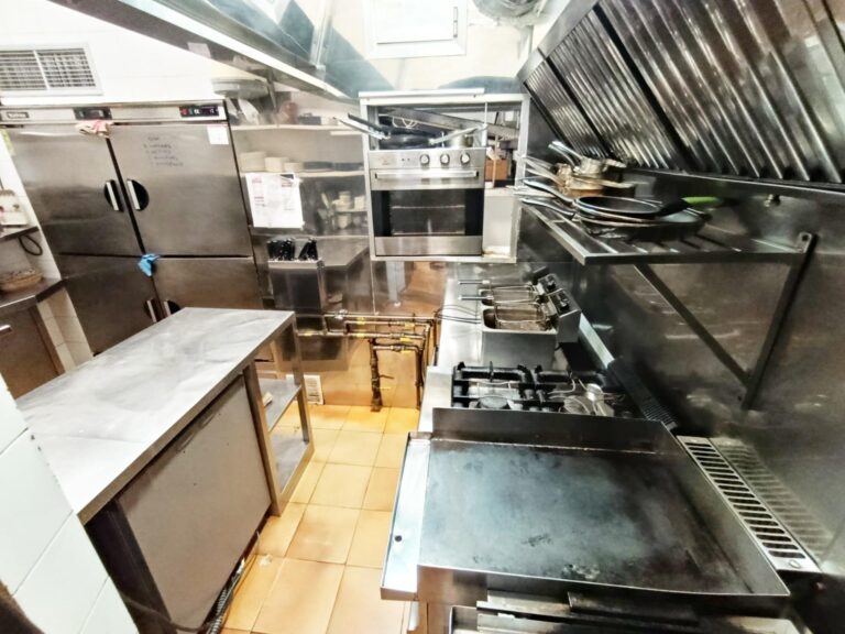 Restaurante Consolidado En Traspaso En Zona Campanar. Más De 40 Años De Trayectoria.