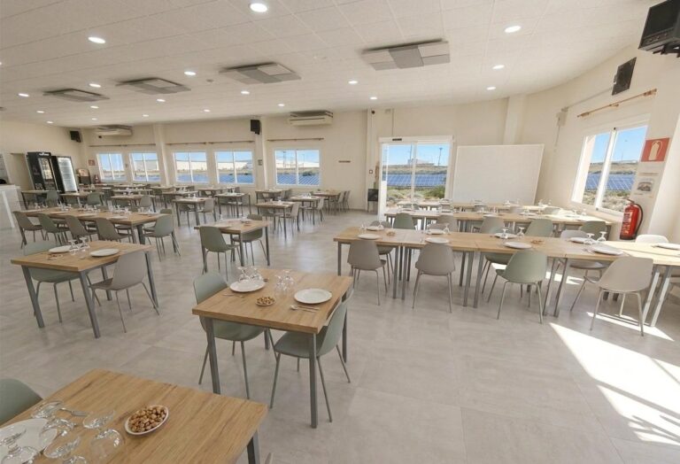 Restaurante Consolidado En Traspaso Con Gran Capacidad Para Eventos En Polígono De Valencia Norte