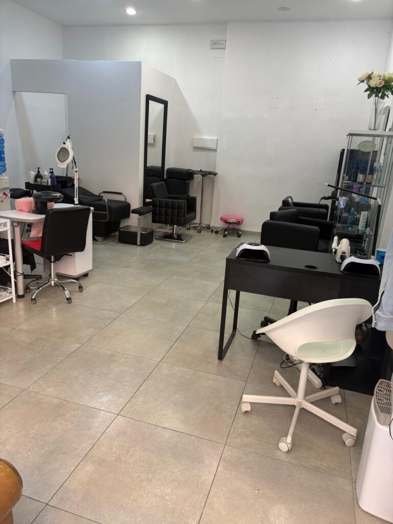 Peluquería En Traspaso En Zona Centro De Valencia. Equipado Y Listo Para Continuar.
