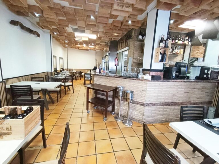Restaurante Consolidado En Traspaso En Zona Campanar. Más De 40 Años De Trayectoria.