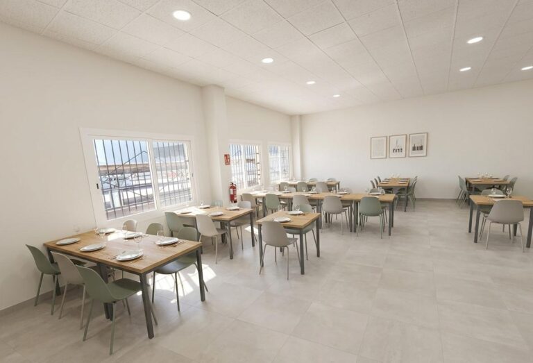 Restaurante Consolidado En Traspaso Con Gran Capacidad Para Eventos En Polígono De Valencia Norte