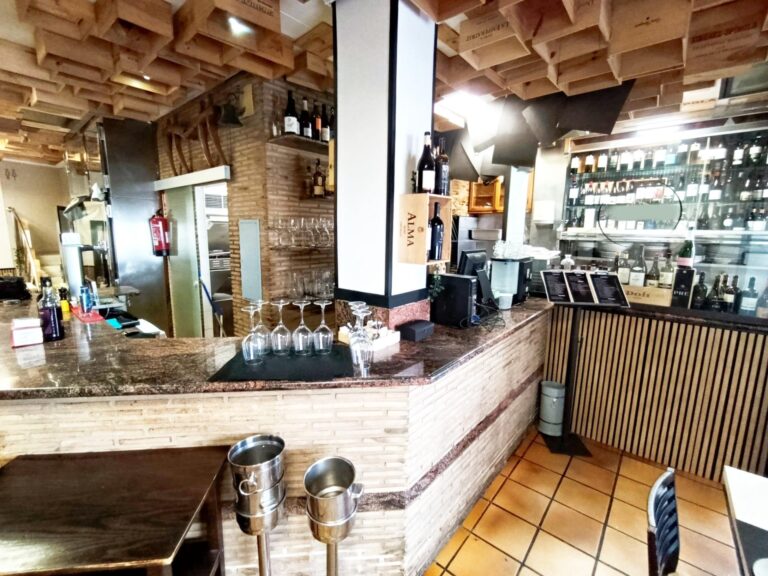 Restaurante Consolidado En Traspaso En Zona Campanar. Más De 40 Años De Trayectoria.