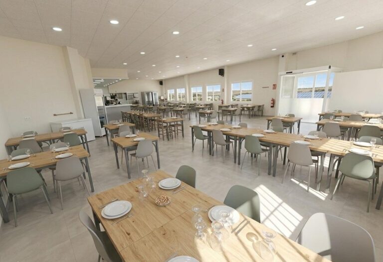 Restaurante Consolidado En Traspaso Con Gran Capacidad Para Eventos En Polígono De Valencia Norte