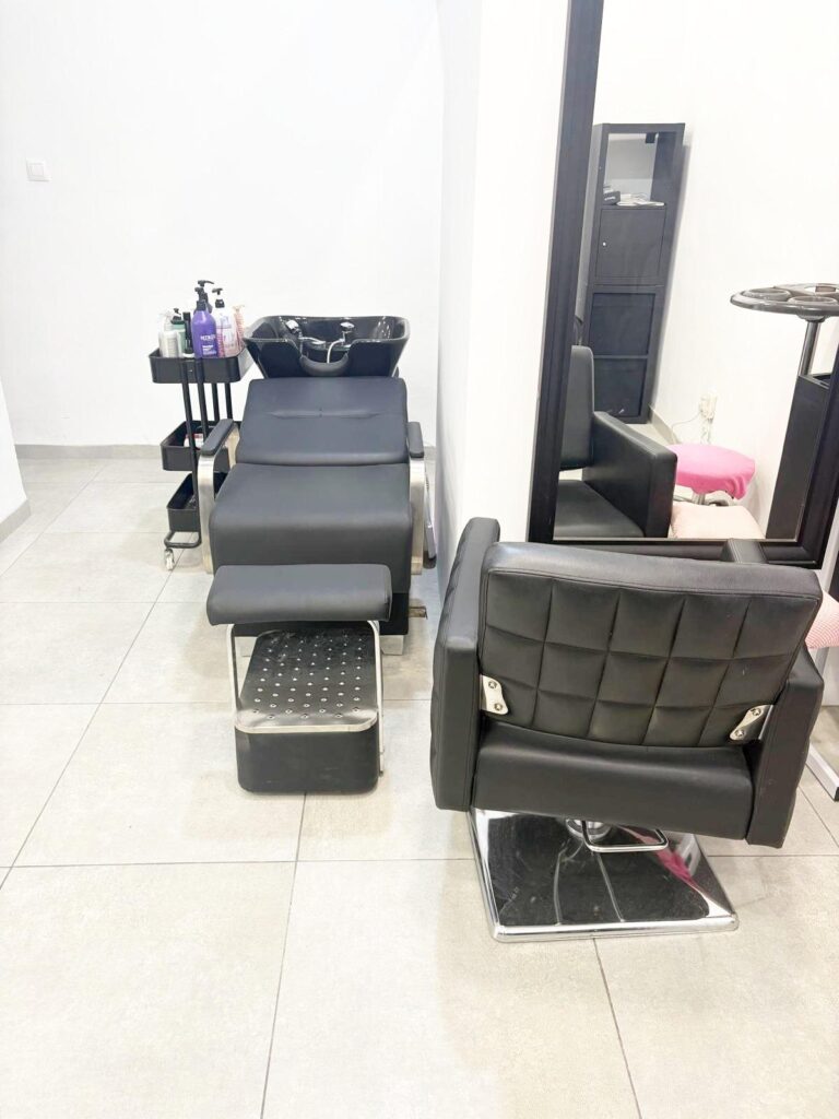 Peluquería En Traspaso En Zona Centro De Valencia. Equipado Y Listo Para Continuar.