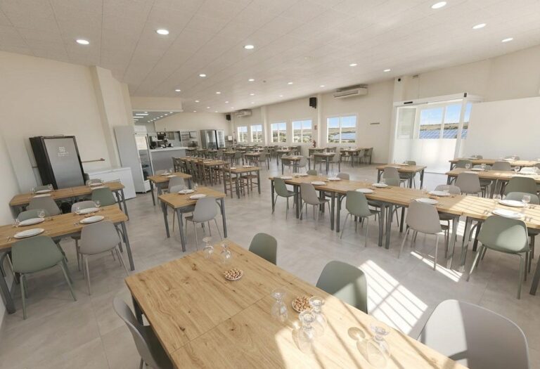 Restaurante Consolidado En Traspaso Con Gran Capacidad Para Eventos En Polígono De Valencia Norte