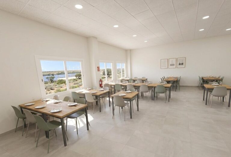Restaurante Consolidado En Traspaso Con Gran Capacidad Para Eventos En Polígono De Valencia Norte