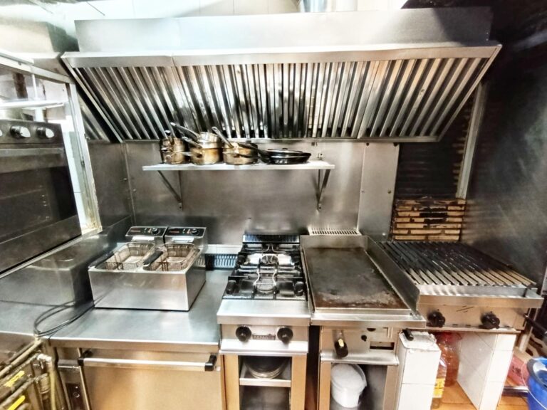Restaurante Consolidado En Traspaso En Zona Campanar. Más De 40 Años De Trayectoria.