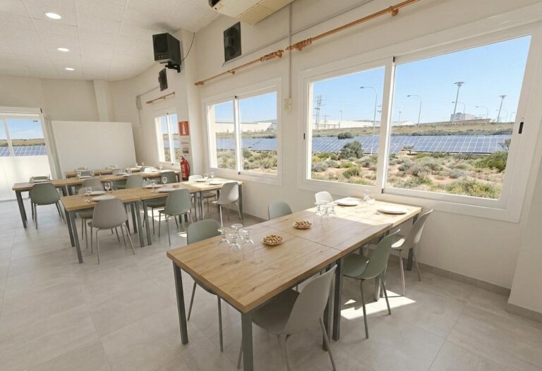 Restaurante Consolidado En Traspaso Con Gran Capacidad Para Eventos En Polígono De Valencia Norte