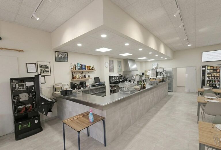Restaurante Consolidado En Traspaso Con Gran Capacidad Para Eventos En Polígono De Valencia Norte
