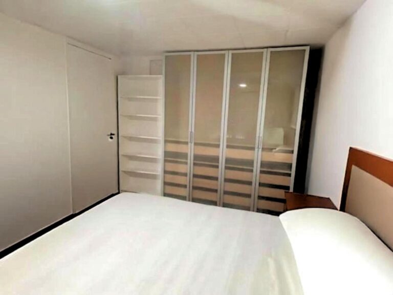 Estudio-loft Exterior: Luz, Vida Urbana Y Uso Inmediato – Junto Universidad Politécnica