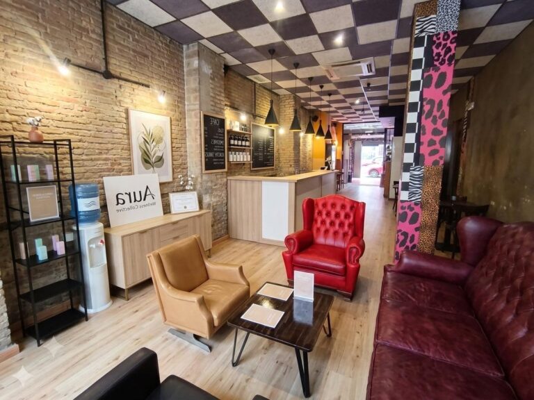 Bar-cafetería En Traspaso En Benimaclet. Licencia Definitiva, Cocina Y Terraza.