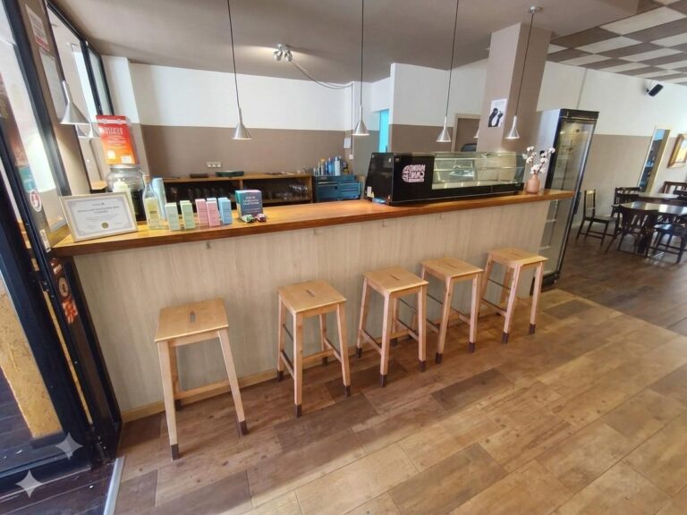 Bar-cafetería En Traspaso En Benimaclet. Licencia Definitiva, Cocina Y Terraza.