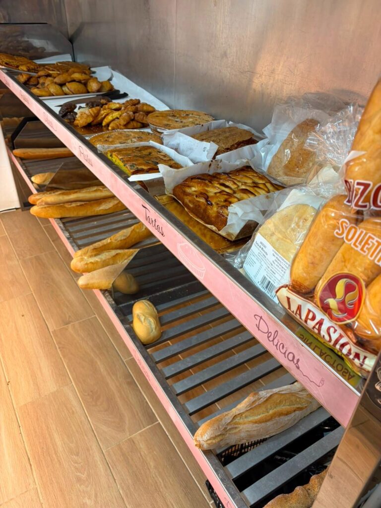 Puesto De Panadería En Traspaso En Mercado Municipal. Negocio En Funcionamiento Con Facturación Demostrable.
