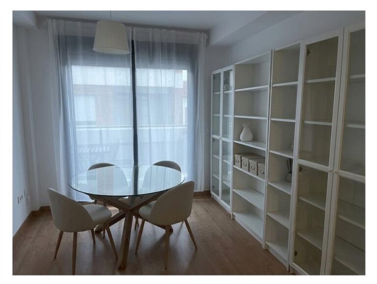 Una Vivienda Lista Para Vivir, Con Terraza, Balcón Y Garaje