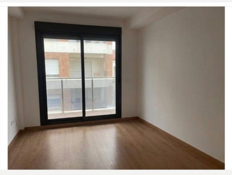 Una Vivienda Lista Para Vivir, Con Terraza, Balcón Y Garaje