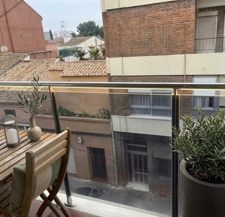 Una Vivienda Lista Para Vivir, Con Terraza, Balcón Y Garaje