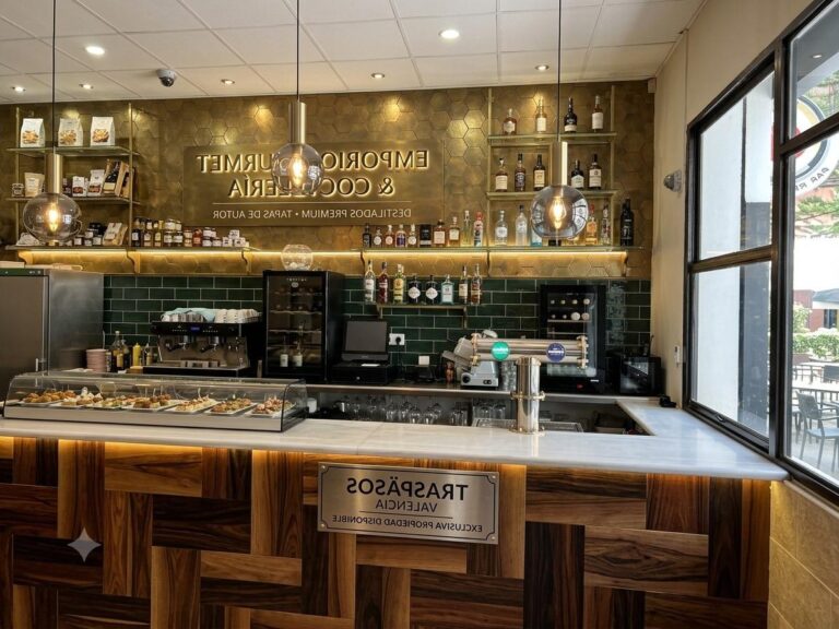 Bar-cafetería En Traspaso En Patraix. En Funcionamiento, Con Cocina, Terraza Y Licencia Definitiva.