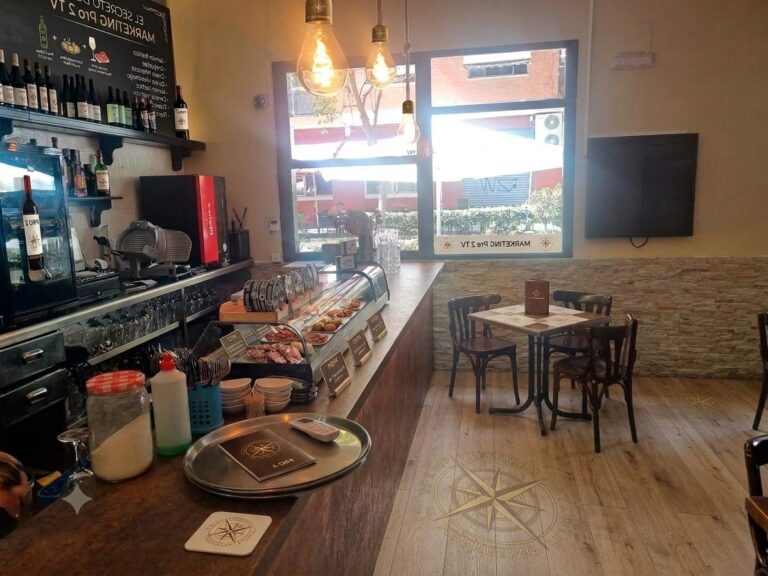 Bar-cafetería En Traspaso En Patraix. En Funcionamiento, Con Cocina, Terraza Y Licencia Definitiva.