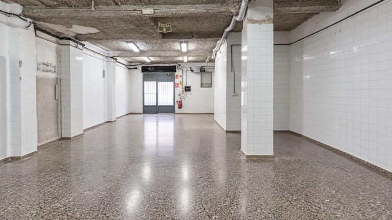 Local Comercial En Alquiler En Russafa | 196 M² | Zona Consolidada